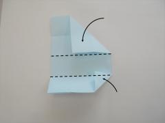 折り目に向かって紙を折る写真