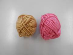 用意した毛糸2色