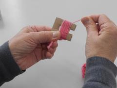 手順（2）毛糸を巻いている様子