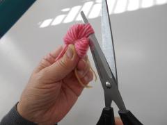 手順（5）巻き付けた上下の輪っか部分を切っていきます