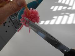 手順（8）丸く形を整えたら、長い毛を切って丸く整えていきます