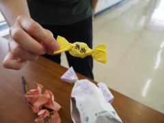 魚の中から飴が出てきている写真2