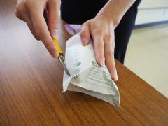 釣った魚をさばいている様子1