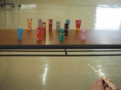 射的の的を狙っている様子