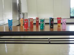 エコ芯クラフトで作った射的の的が並んでいる様子