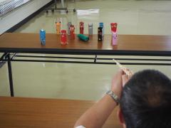 わりばしが当たって的が倒れている様子