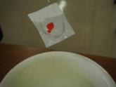 水に浮かべた魚を手作りのポイですくっている様子4