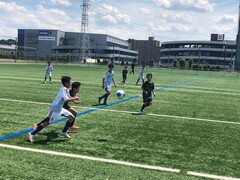 少年サッカーの試合の様子