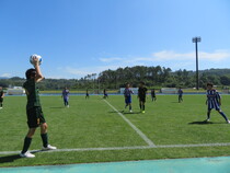 少年サッカーの試合の様子