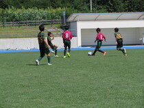 少年サッカーの試合の様子