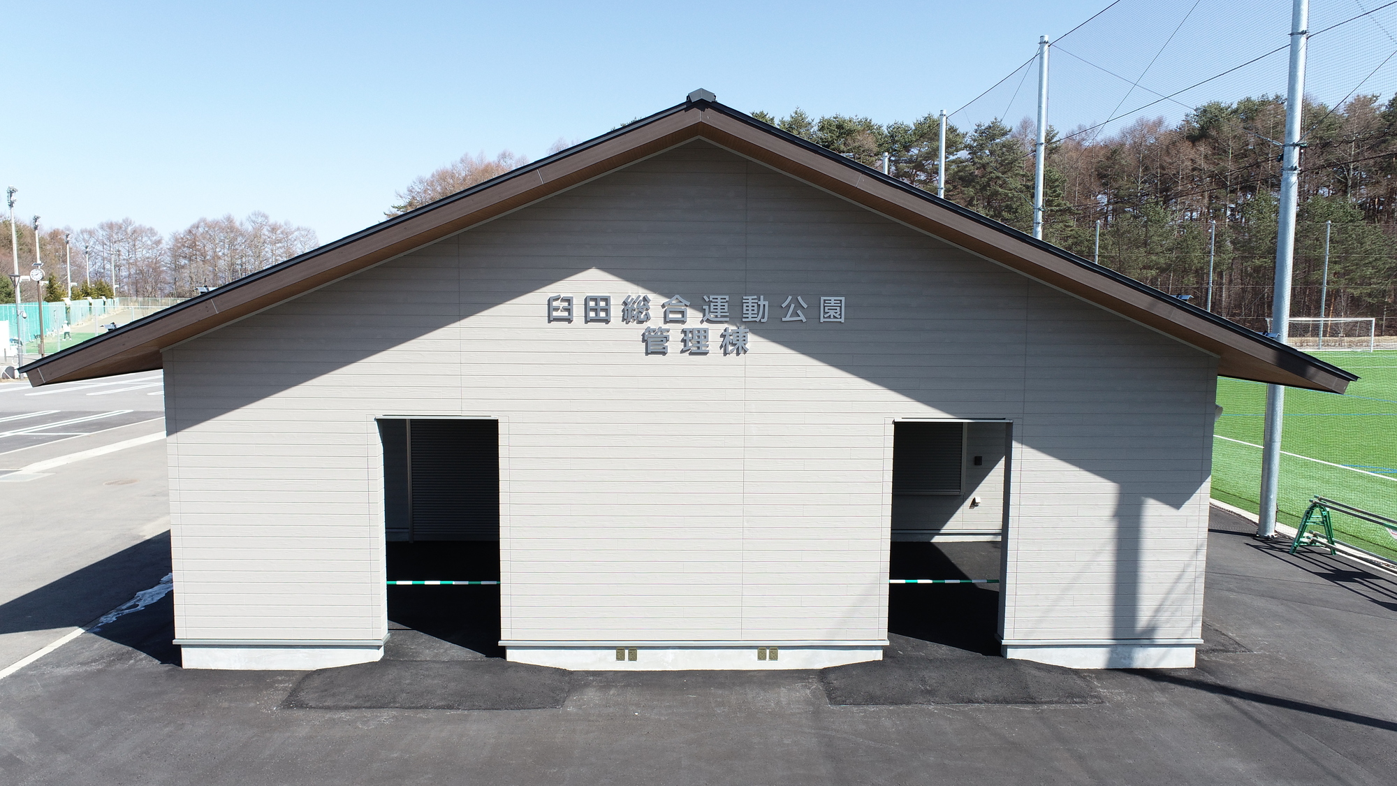 管理棟西面