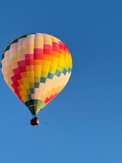 青空に浮かぶ熱気球