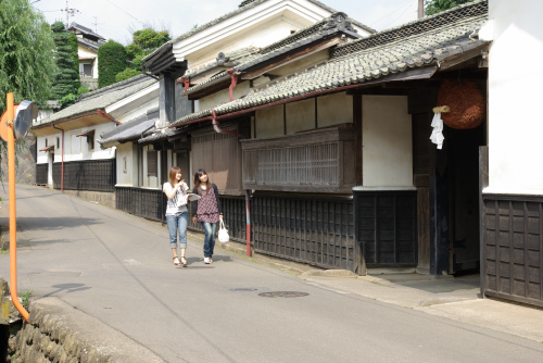 中山道の街並みを歩く女性