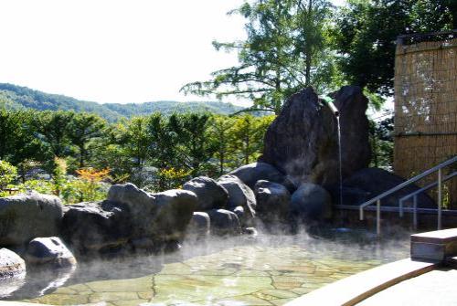布施温泉露天風呂と山々の風景