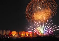 熱気球と花火の共演