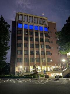 本庁舎8階がブルーにライトアップ