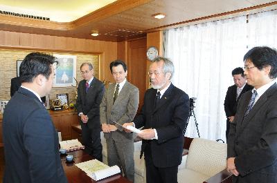 長野県厚生農業協同組合連合会代表理理事長から、佐久市長に要望書が手渡されました。