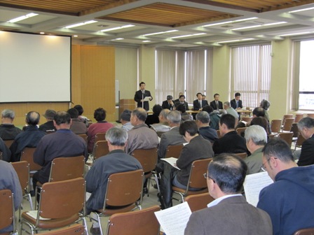 住民を前に、佐久市長があいさつをしている様子。