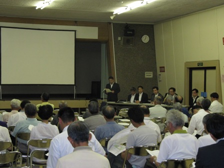 市長があいさつをしている様子。