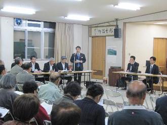臼田館での住民説明会の様子。
