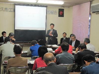 工業関係者に対し長野県厚生連の担当者が説明をしている様子。