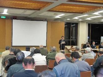 説明会で市長があいさつする様子。