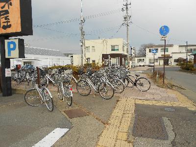 中込駅前の歩道に数十台の自転車が放置されている写真