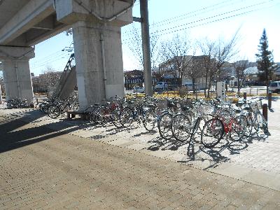 佐久平駅蓼科口に数十台の自転車が放置されている写真