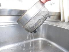生ごみの水を切る様子の画像