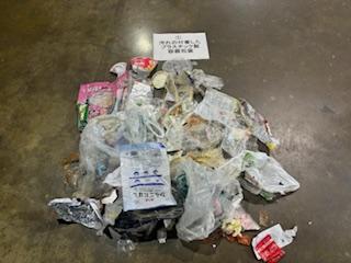 汚れが付着したままの容器包装プラスチックの写真容器包装プラスチックの写真