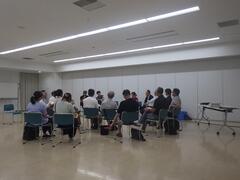 座談会の様子（意見交換をしているところ）