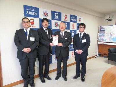 義援金を渡している写真