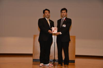 角田副市長に義援金をお渡ししました。
