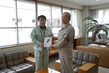 大船渡市長に義援金と要請された物資をお渡ししました1