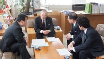 佐久市長が大船渡市を訪問し、皆様からの義援金をお渡ししました2