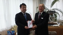 佐久市長が大船渡市を訪問し、皆様からの義援金をお渡ししました1