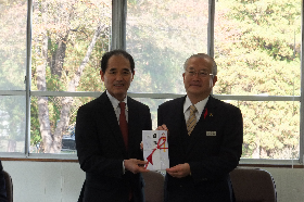 大船渡市長に義援金をお渡ししました