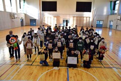感謝状、記念品と集合写真