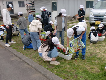 浅科小学校　植え替えの写真