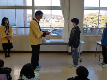 浅科小学校　感謝状の読み上げの写真
