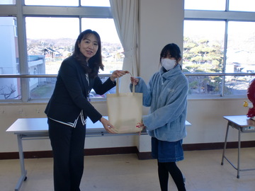 浅科小学校　記念品の受け渡しの写真