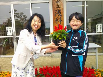 浅科小学校　花苗の贈呈の写真