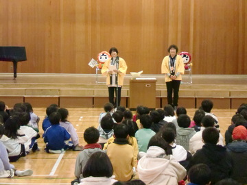 中込小学校　人権擁護委員さんのお話の写真
