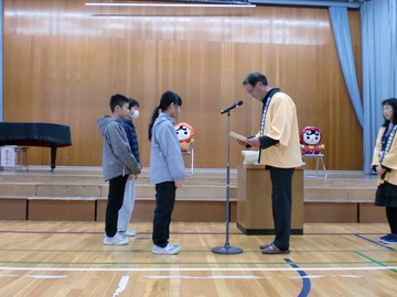 中込小学校　感謝状贈呈の写真