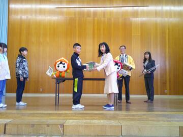 中込小学校　花種の受け渡しの写真