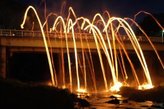 榊祭りで橋から川へたいまつを投げ入れる様子