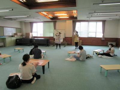 手遊びの様子