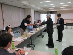 教育長から委嘱書を交付