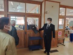 現地視察の様子(岩村田小学校)
