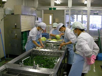 下処理室で野菜を洗う様子